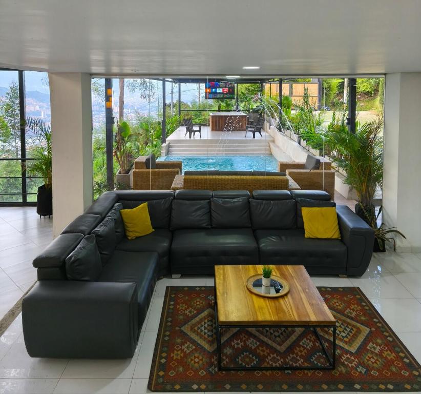 This mansion hides more than one secret - 1