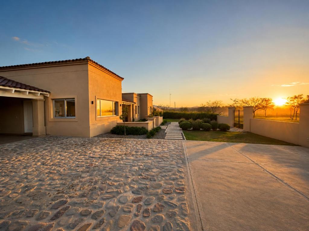 Casa exclusiva con piscina y vistas a los cerros - 1