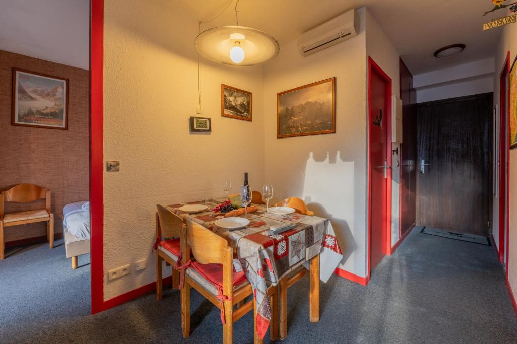 Cham Sud Chailloud102 Chamonix Centre Balcony Views Sleeps 3 - Happy Rentals - 4