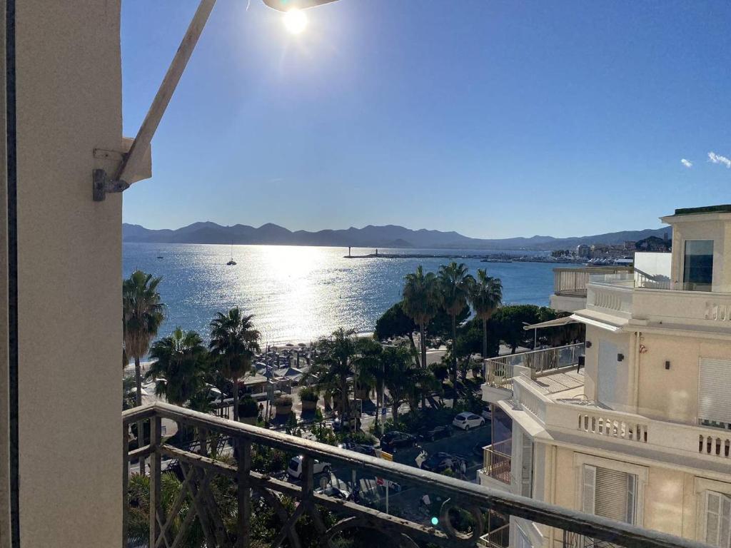 Cannes La Croisette - Vaste appartement 2 pièces vue mer - 3