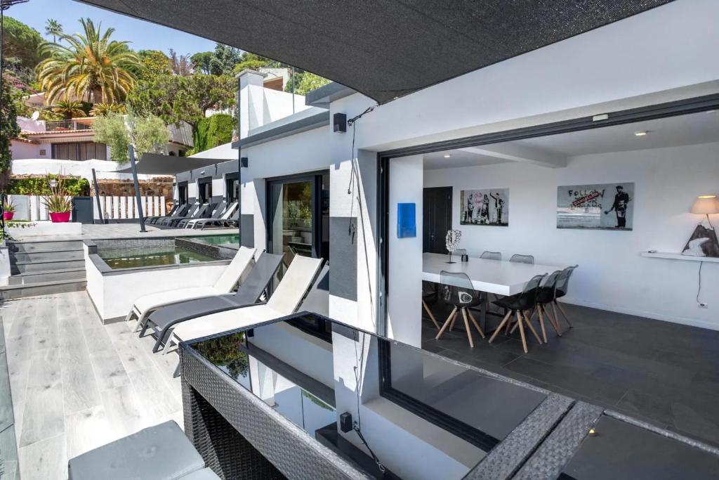 Seaside villa in Lloret de Mar with garden and pool view - 2