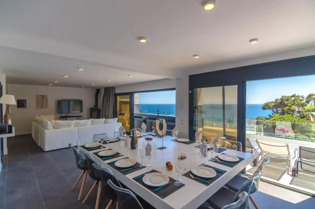 Seaside villa in Lloret de Mar with garden and pool view - 3