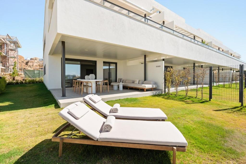 Designer 2-Bed with Garden Camarate Hills RDR577 - 1