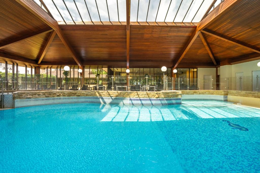 Swimming pool, Airport Inn Manchester in Manchester