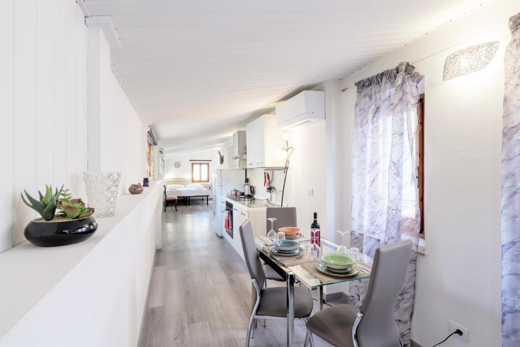 Suite Santa Croce x3, Private Terrace, AC, Wi-Fi - 1