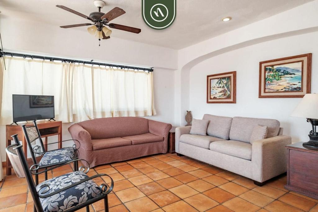 Amazing 2 BR Condo Overlooking the Pool - Romantic Zone - 3