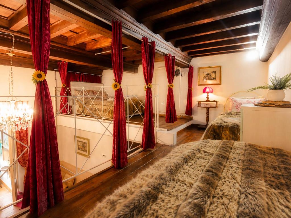 Florentine Style Central Apartments - 2
