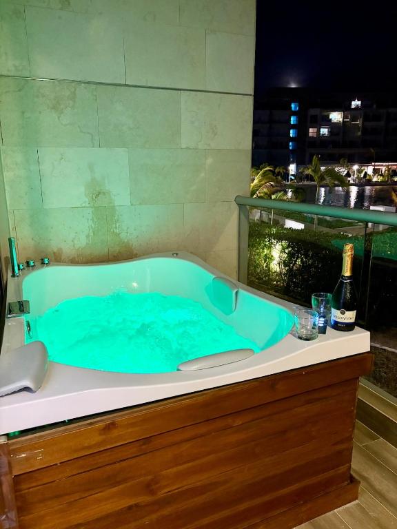 Jacuzzi privado con vista a la laguna de Baía Kristal - 1