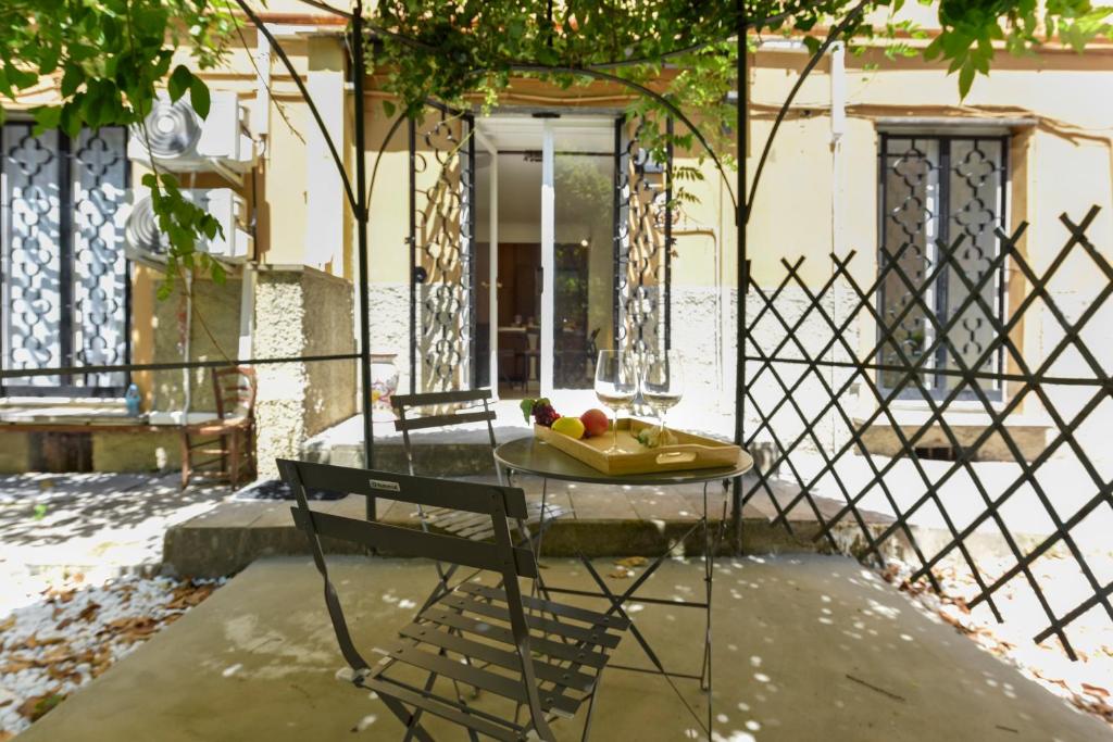 Maisonette Apartment with Outdoor Dining - Happy Rentals - 2