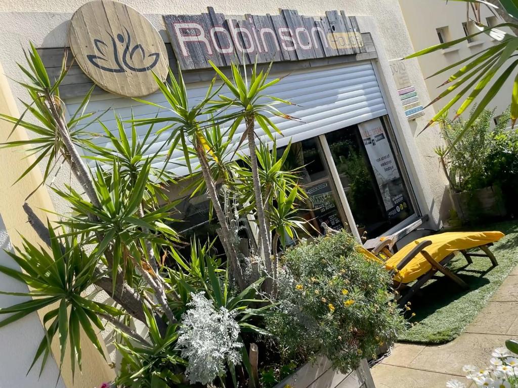 Robinson guesthouse & massages - 1