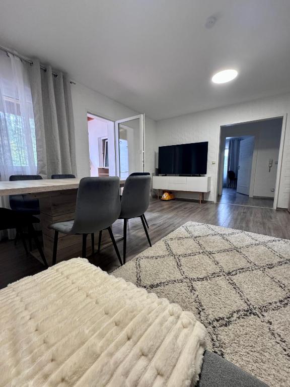 3-Room Apartment with Large Balcony - 2