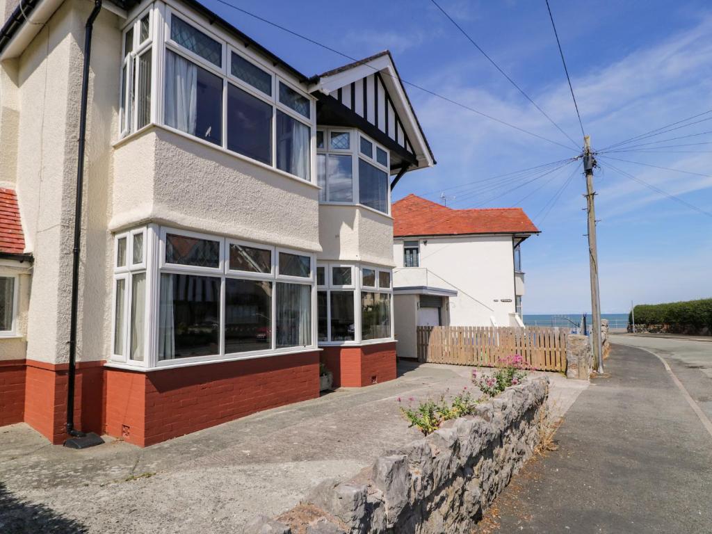 Meadway House, Colwyn Bay, Colwyn Bay - pet-friendly stay