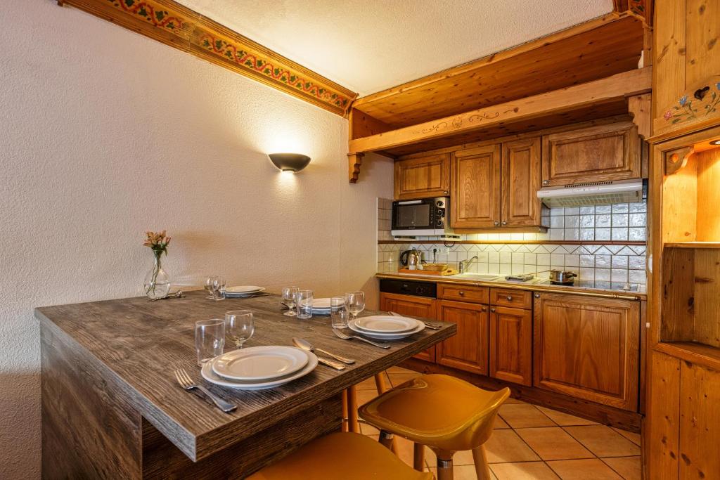 Le Cristal GM7 Mountain View, Pool, Private Sauna & Parking - Happy Rentals - 5
