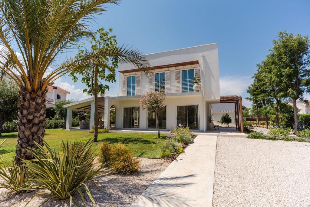 Villa with Private Saltwater Pool Near The Beach - 1