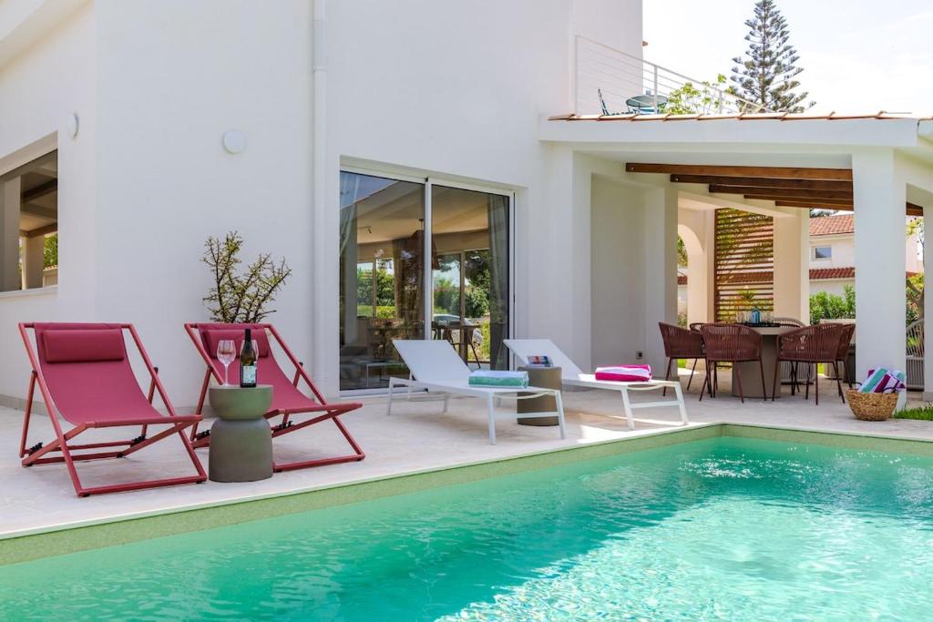 Villa with Private Saltwater Pool Near The Beach - 2