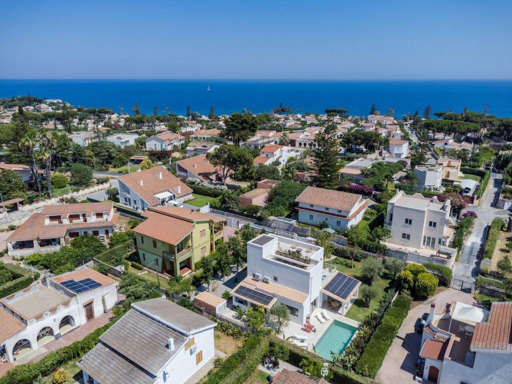 Villa with Private Saltwater Pool Near The Beach - 4