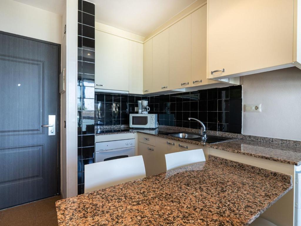 Apartment Standard mit Schwimmbad by Interhome - 4