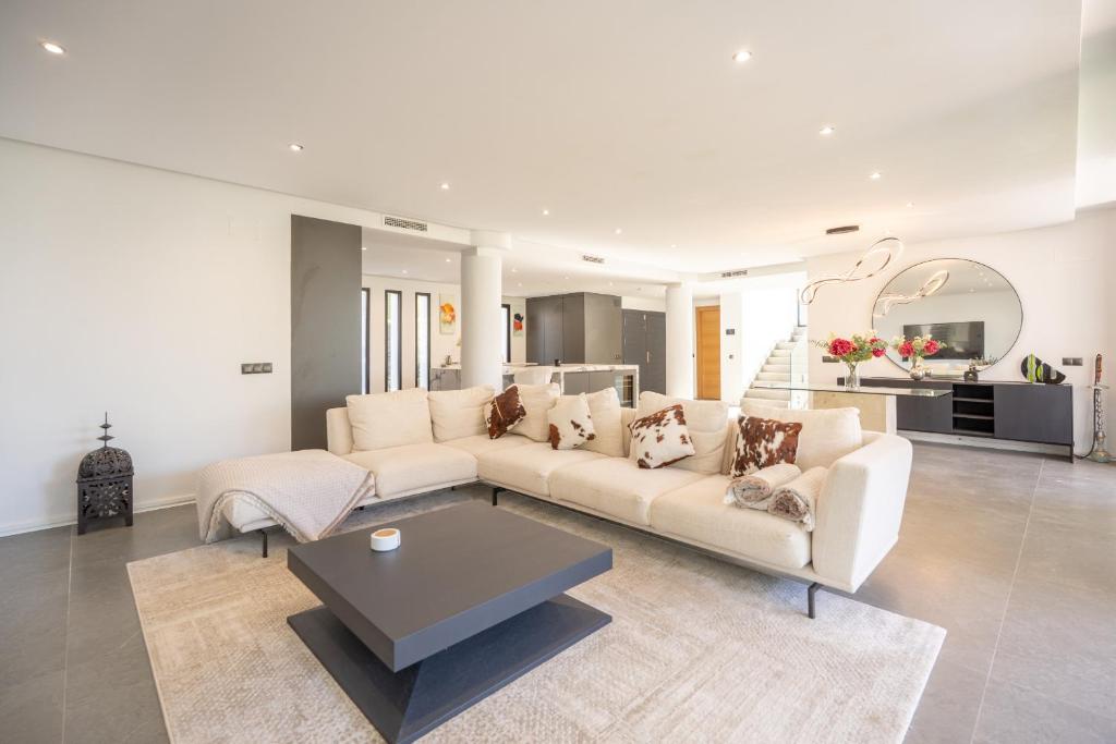 Villa Karma -Elegant Villa with Pool, Garden & Mul - 5