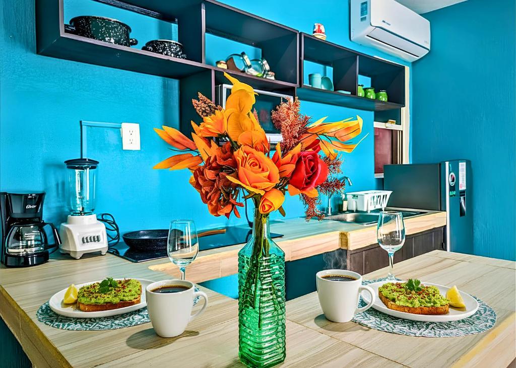 Boutique 1BR 2BR Suites Sleeps 2-8, Morning Markets, Beach & Cenote 10 Min, Kitchen Fast WiFi AC - 4