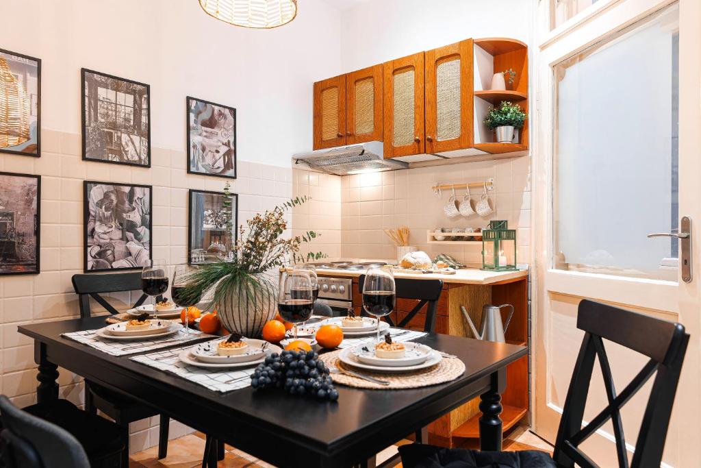 Music Charm with balcony, 2 min to Republic Square - 2