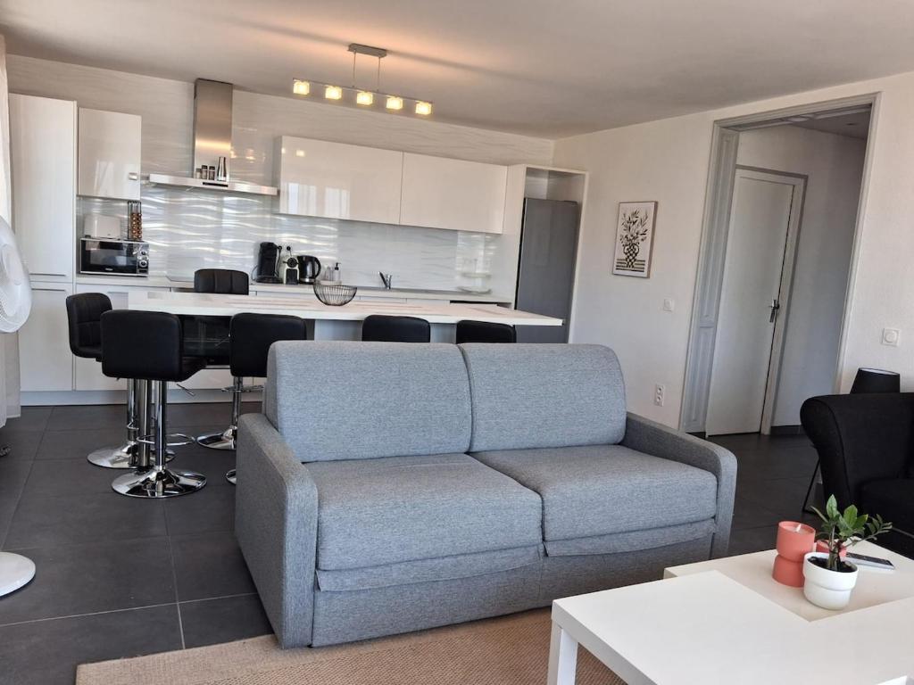 Panoramic 2BR Apartment Center Free Parking Balcony - 3