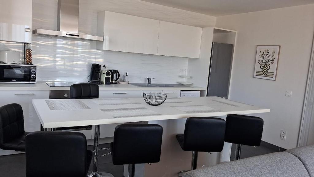 Panoramic 2BR Apartment Center Free Parking Balcony - 4