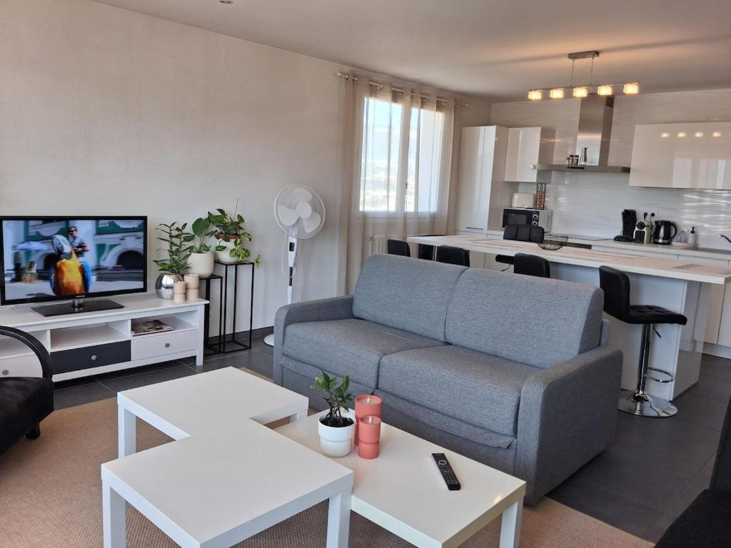 Panoramic 2BR Apartment Center Free Parking Balcony - 5
