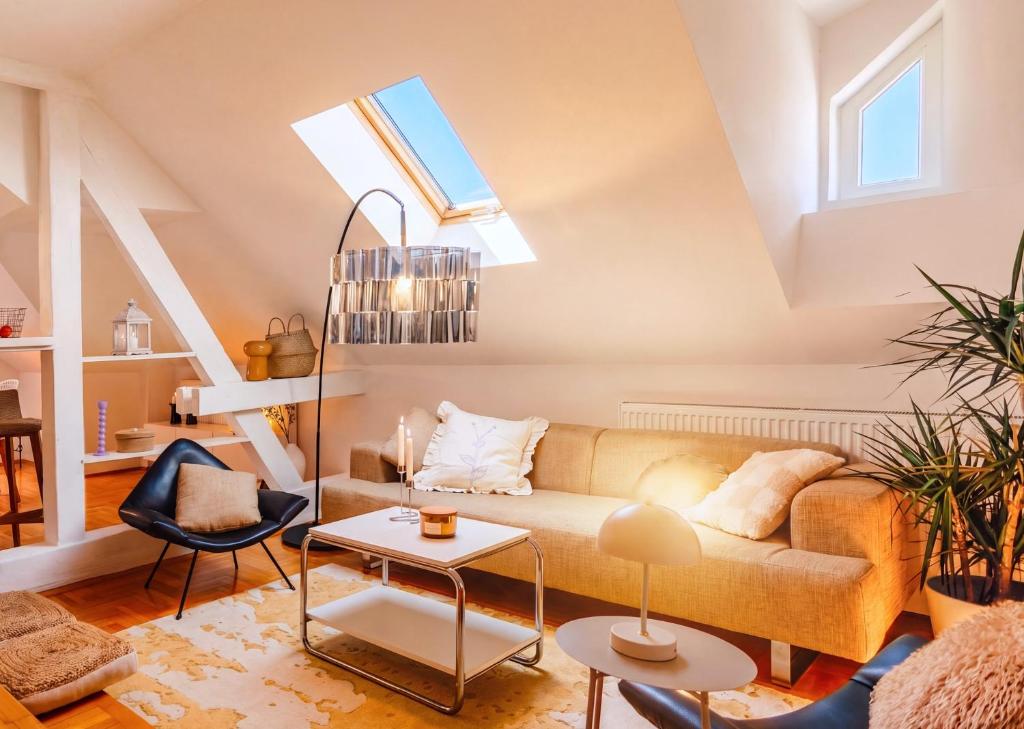Airy skylight apt, 5 min to Republic Square - 1
