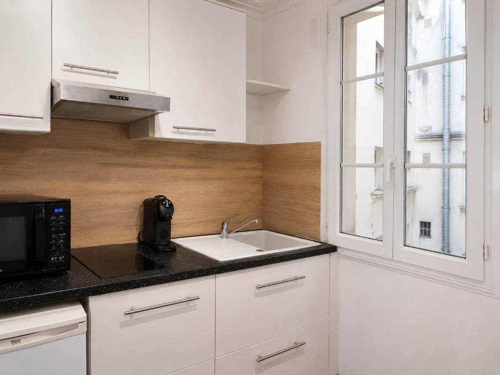 Studio Parisien grands boulevards Couple ou Solo - 2