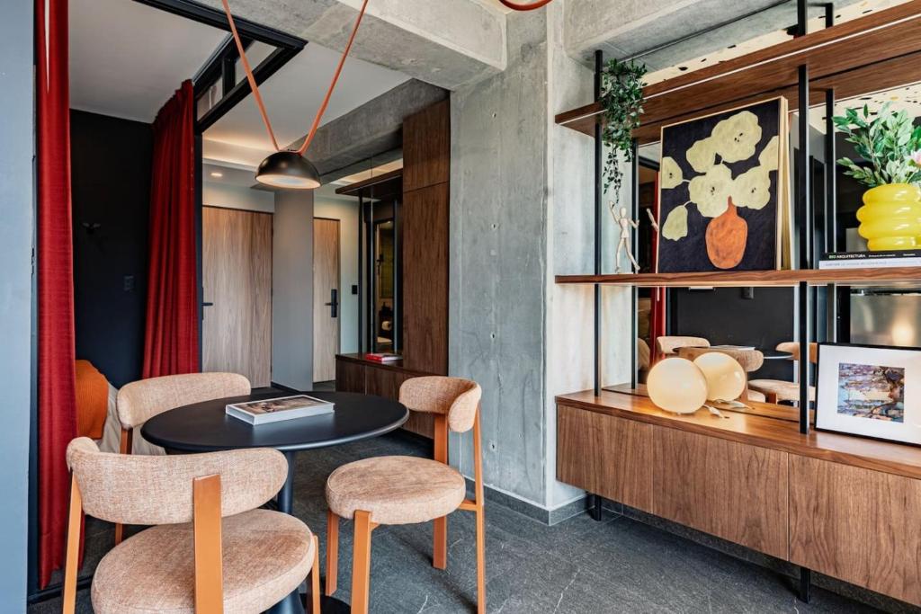 Designer Loft Rooftop, Gym and Workspace - 2