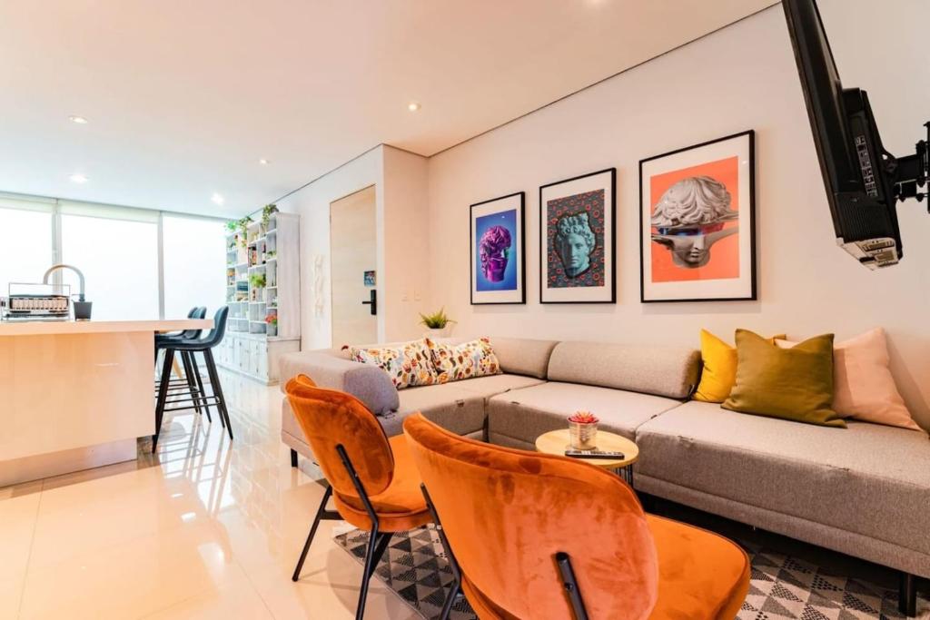Modern Group Condo Private Balcony and Parking - 4
