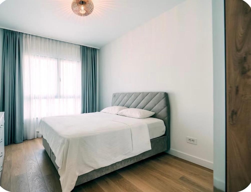 Kings Park Luxury Suite BW - 3