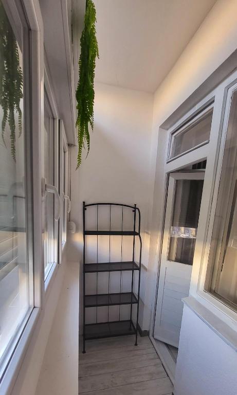 Modern Apartment Near City Center - 4