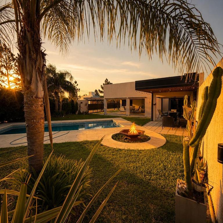 Sumergite en una gran piscina o jacuzzi - 1