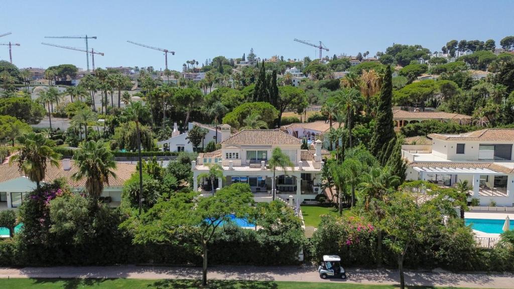 SPCRM5587 - Elegant Luxury Villa with Private Pool, Gym, Stunning Outdoor Space - 3