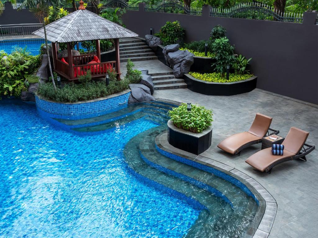 Swimming pool