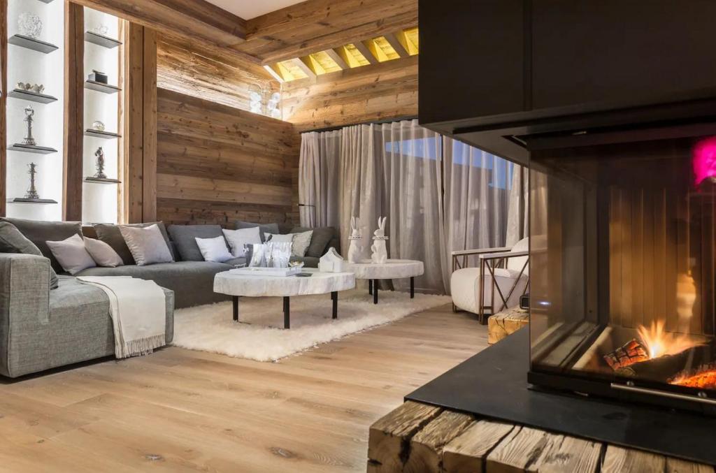 Luxury Chalet with Timeless Elegance in Courchevel - 4