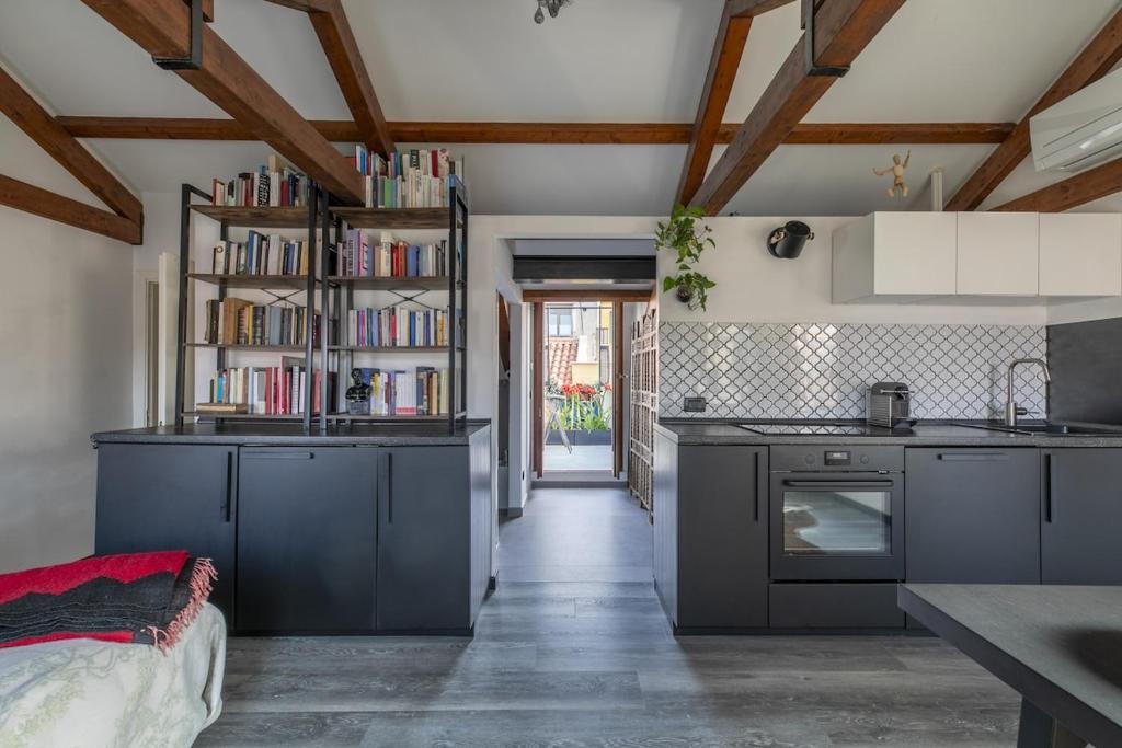 Central Modern Loft, Rooftop Patio, Full Kitchen - 5