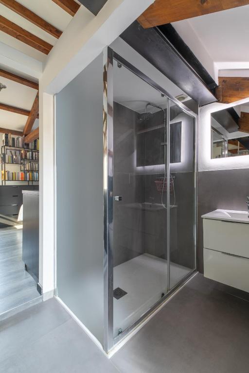 Central Modern Loft, Rooftop Patio, Full Kitchen - 4