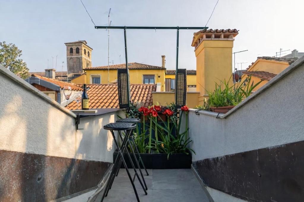 Central Modern Loft, Rooftop Patio, Full Kitchen - 3