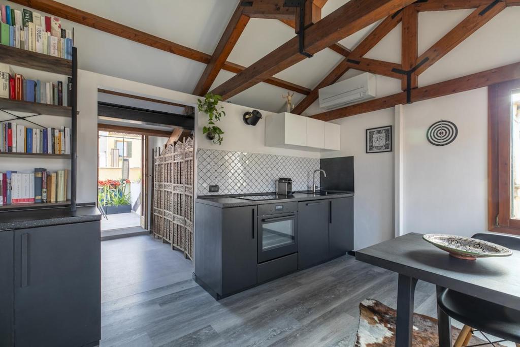 Central Modern Loft, Rooftop Patio, Full Kitchen - 2