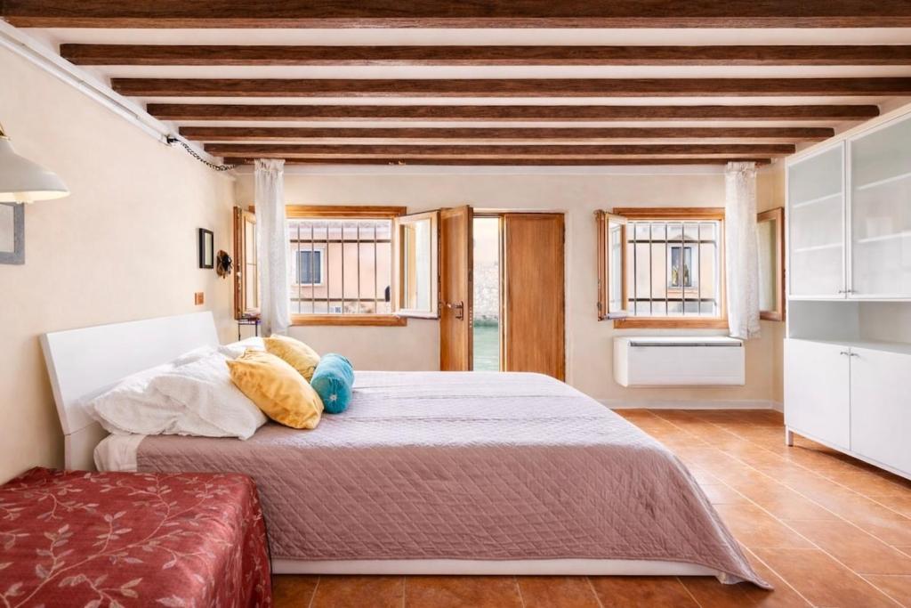 Central & Cozy Apt with Canal View, Full Kitchen - 1