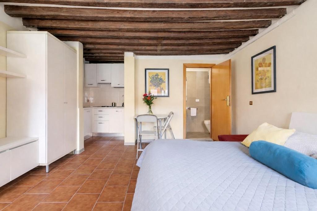 Central & Cozy Apt with Canal View, Full Kitchen - 2