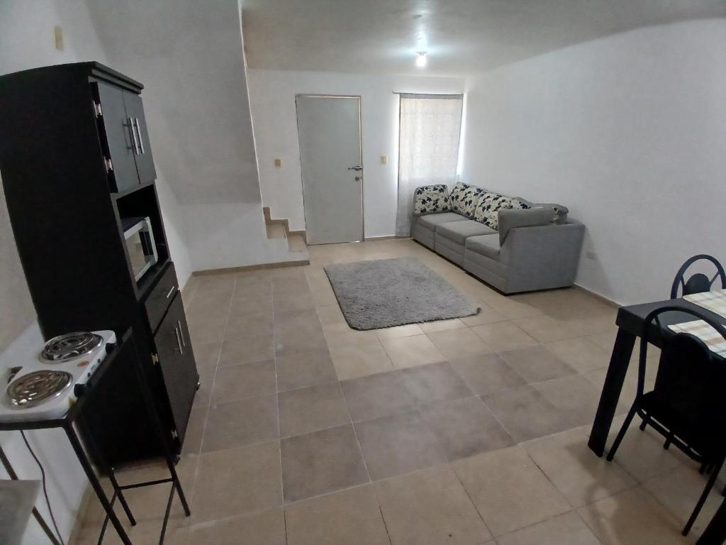 1 habitación con área comunes de la casa compartidas 7 minutos del Aeropuerto - 2
