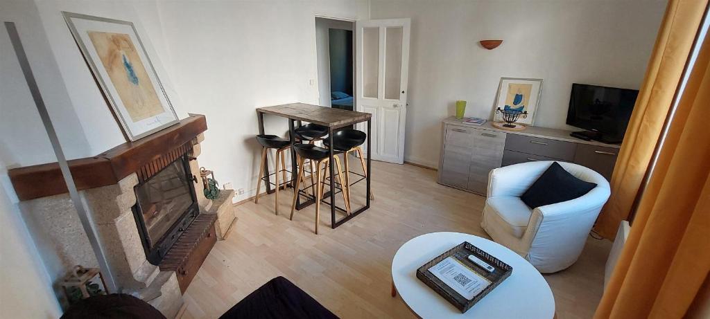 T3 avec toit terrasse rénové prox CV avec parking - 1