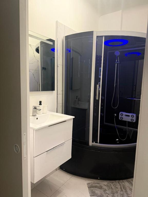 Eiffel Tower Jacuzzi Suite - 3