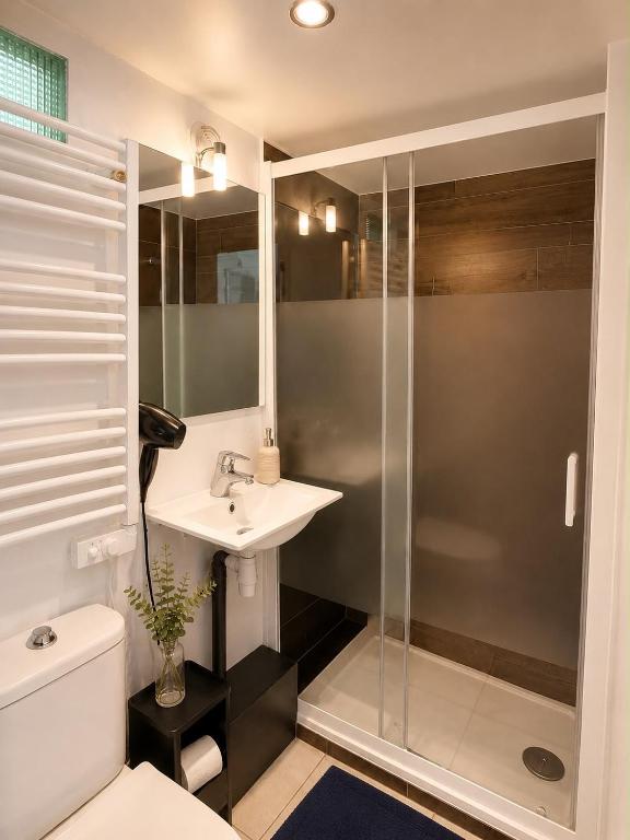 2 Bedroom, private bath plus Near Beach - 1