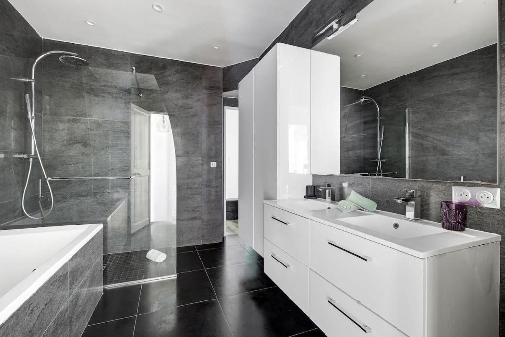 Spacious 3BR Champs-Elysees Views - 2