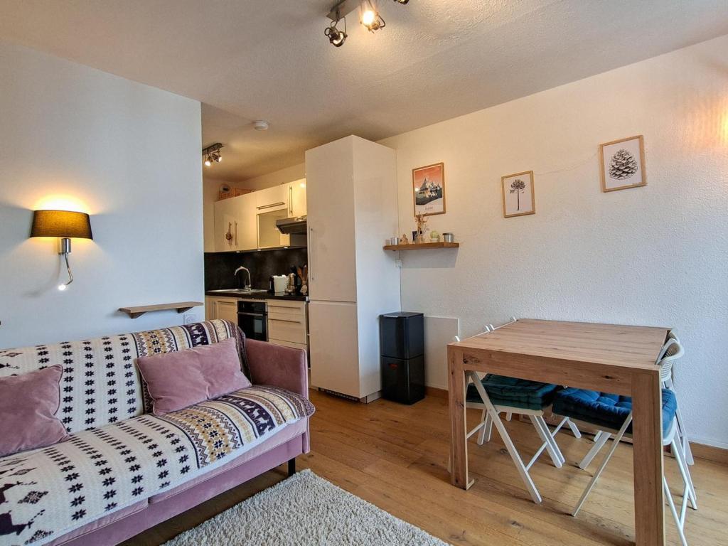 Studio rénové confortable, proche pistes et commerces, balcon - FR-1-425-162 - 1