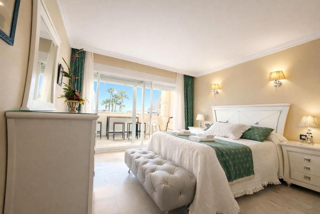 essence of Puerto Marina - 1